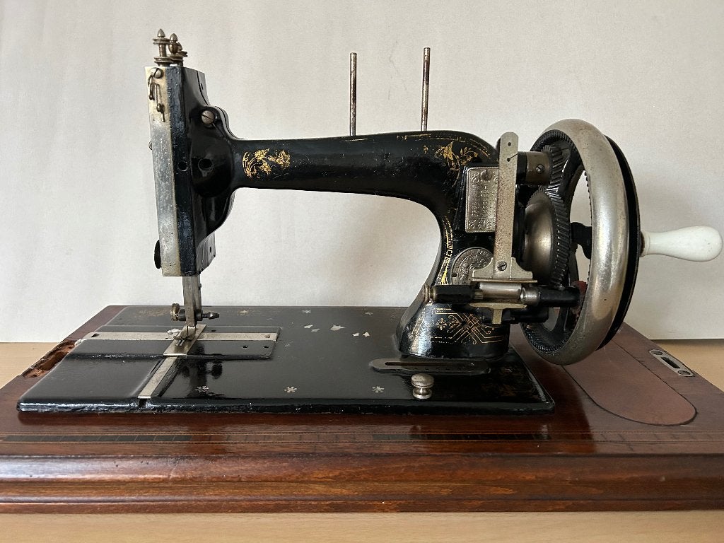 Antieke handnaaimachine, Ophalen