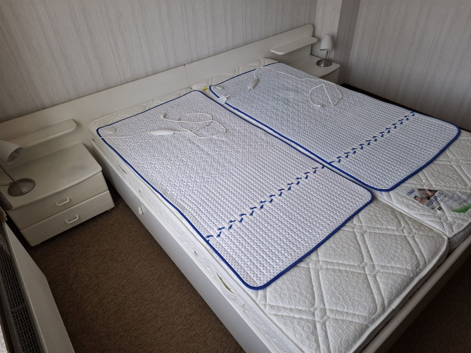 2-persoonsbed met vaste nachtkastjes, Huis en Inrichting, Slaapkamer | Matrassen en Bedbodems, Ophalen, Zo goed als nieuw, Tweepersoons