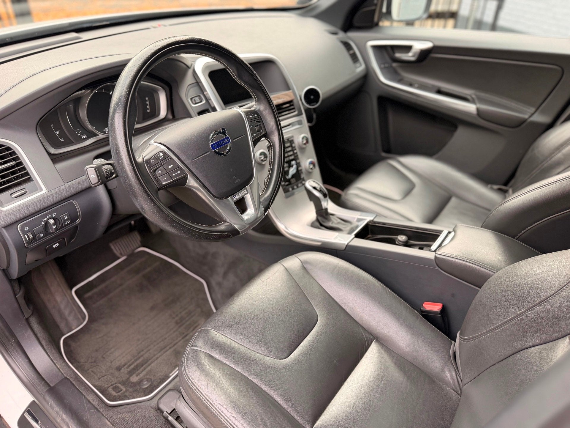 Volvo XC60 2.4 D5 | PANO | STANDKACHEL | LEER | CAMERA |, Auto's, Automaat, 1698 kg, Gebruikt, 2000 kg
