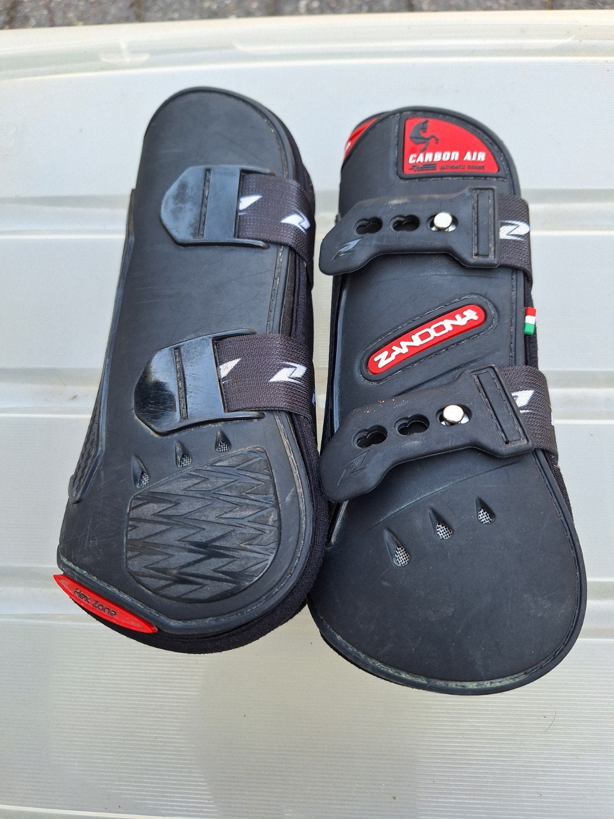 Zandona carbon air peesbeschermers, Ophalen