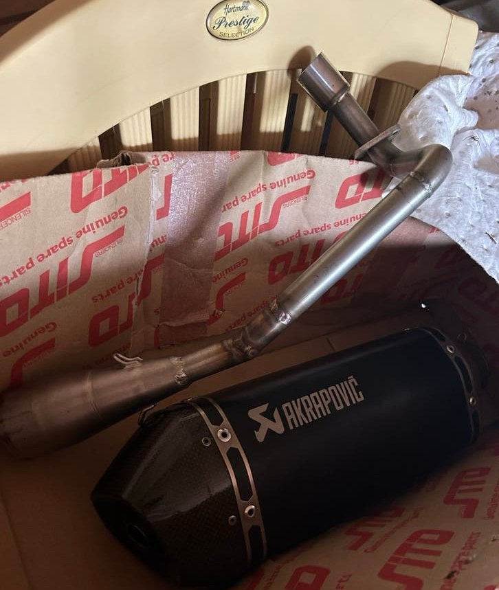 Akrapovic uitlaat met carbon eindkap, Ophalen of Verzenden, Gebruikt