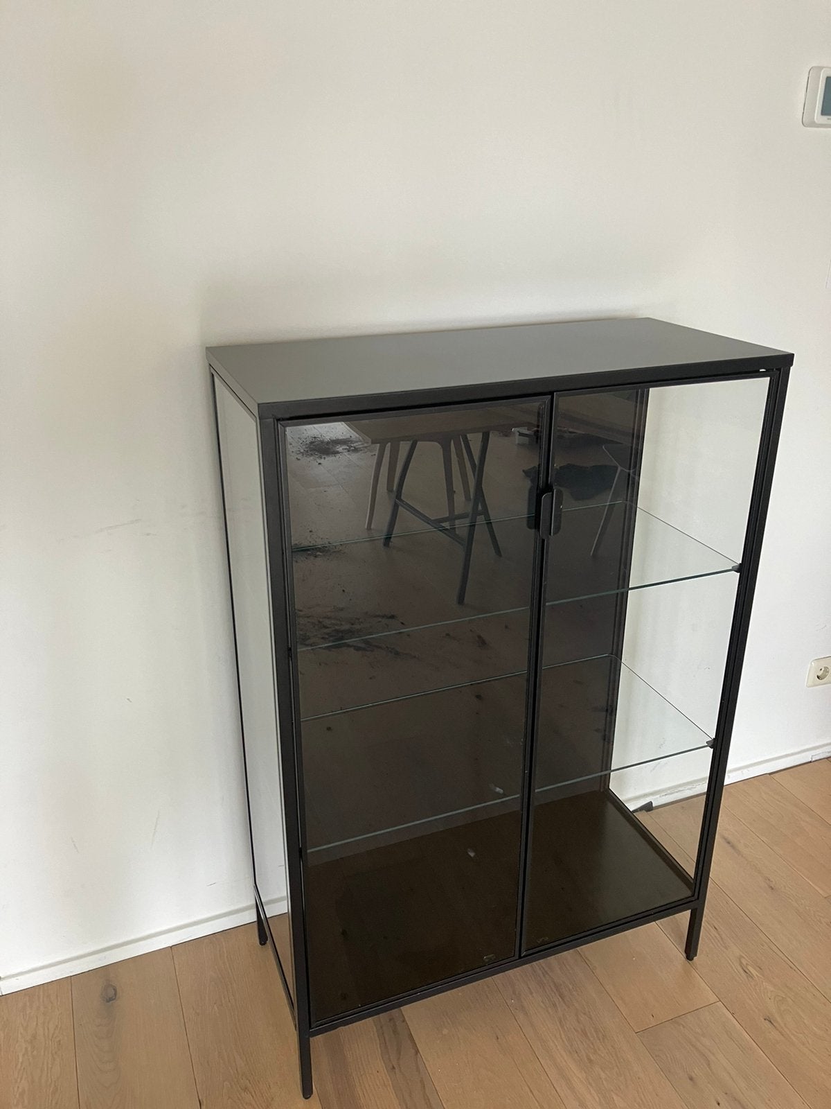 IKEA Fabrikör vitrinekast zwart/donkergrijs — 81x113 cm, Ophalen, Met deur(en), 50 tot 100 cm, Zo goed als nieuw