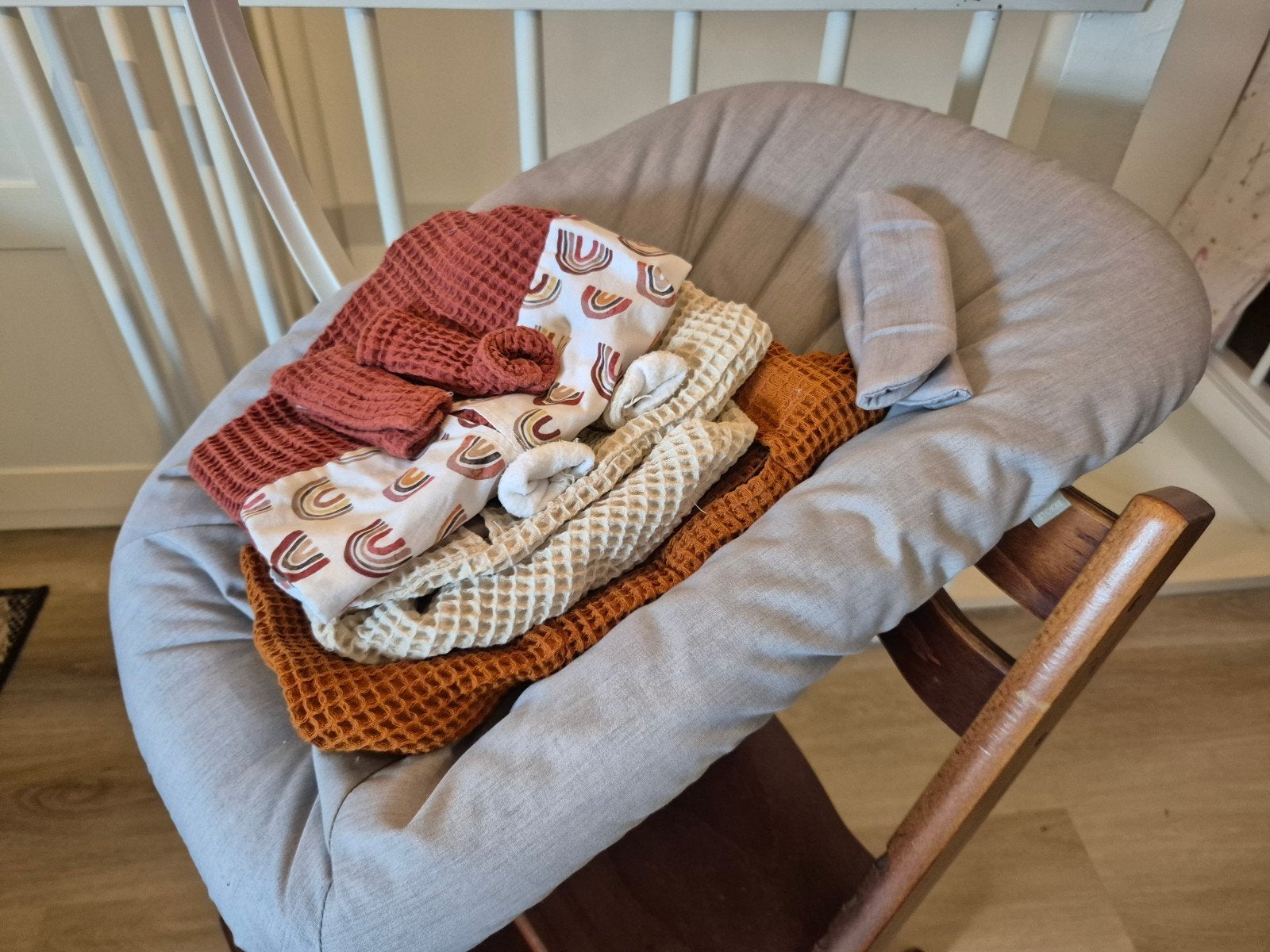 Stokke Tripp Trapp Newborn incl. 4 hoezen en speelboog, Ophalen of Verzenden, Zo goed als nieuw