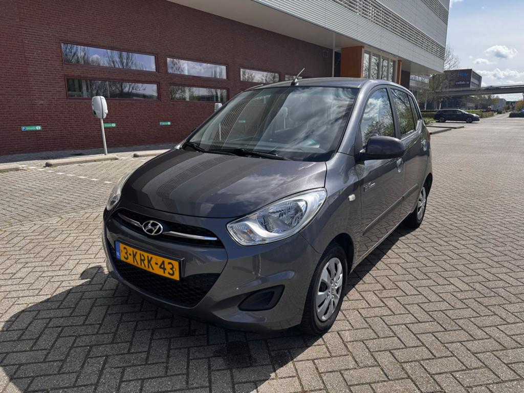 Hyundai i10 1.0 5DR 2013 Grijs, Auto's, Voorwielaandrijving, Stof, 31 €/maand, 400 kg