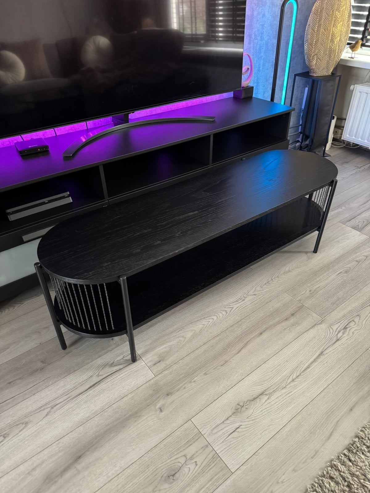 SNESLEV Jysk TV-meubel (Zwart) 140cm, Ophalen, 100 tot 150 cm, Zo goed als nieuw, Minder dan 100 cm