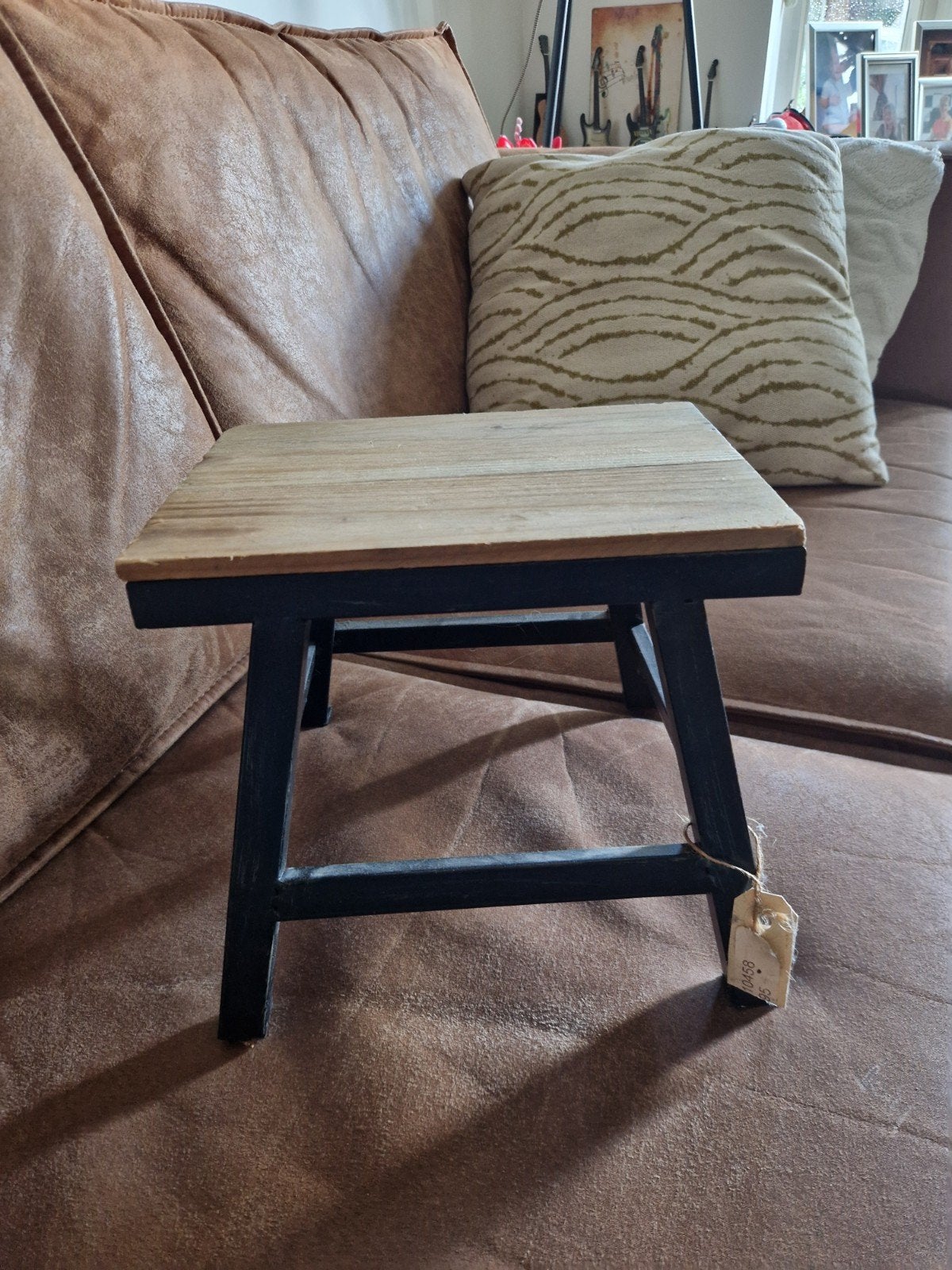 Houten krukje / bijzettafel met zwart onderstel, Ophalen of Verzenden, Gebruikt, Hout