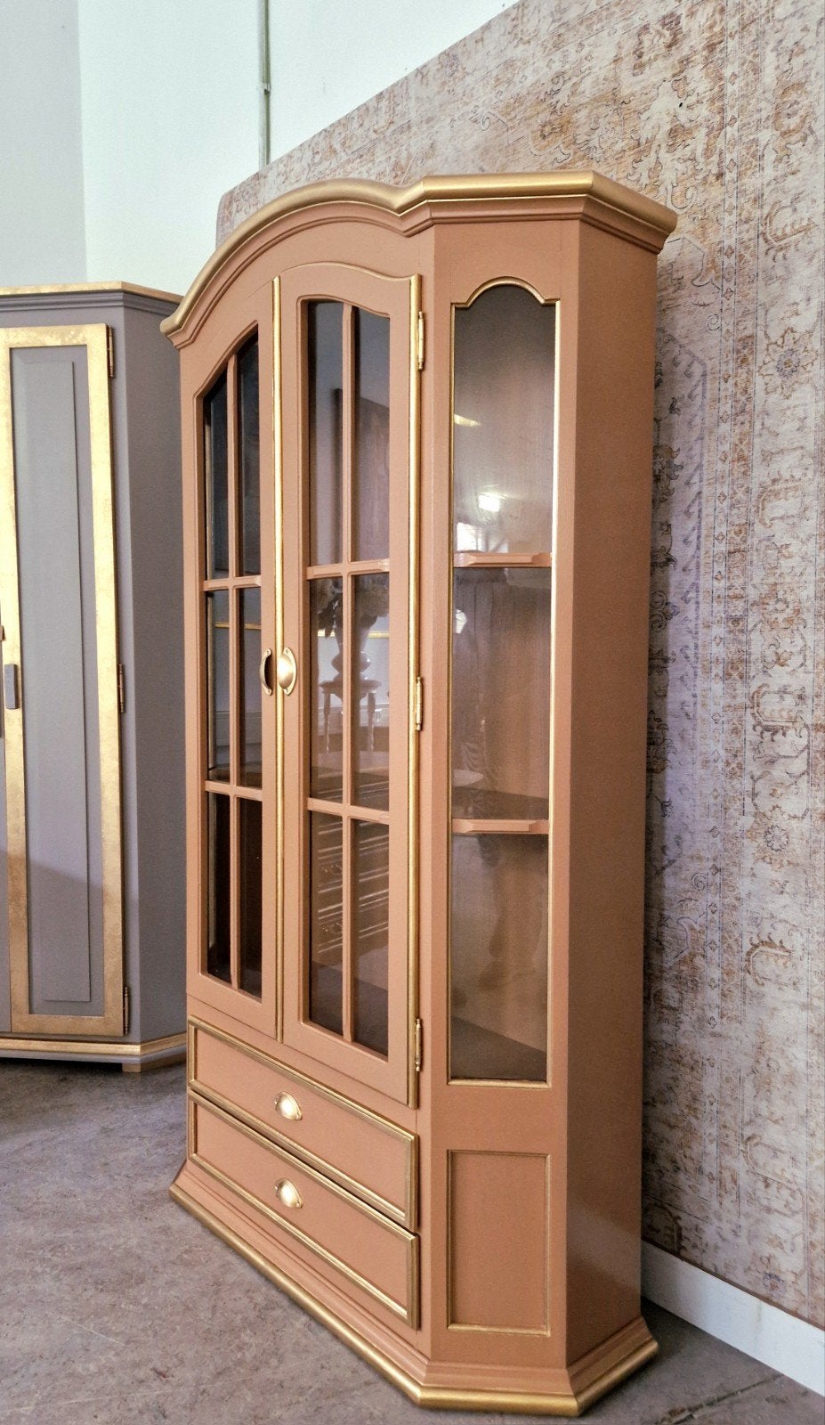 Vitrinekast in zachte perzikkleur en goud, Huis en Inrichting, Kasten | Vitrinekasten, Donyavimin@gmail.com, Mina Donyavi Meubels