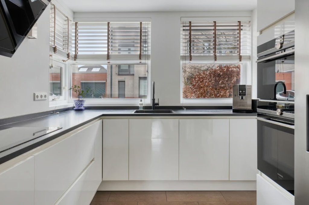 Moderne greeploze keuken met Siemens apparatuur en quooker, Ophalen, Gebruikt, Wit, Graniet of Steen