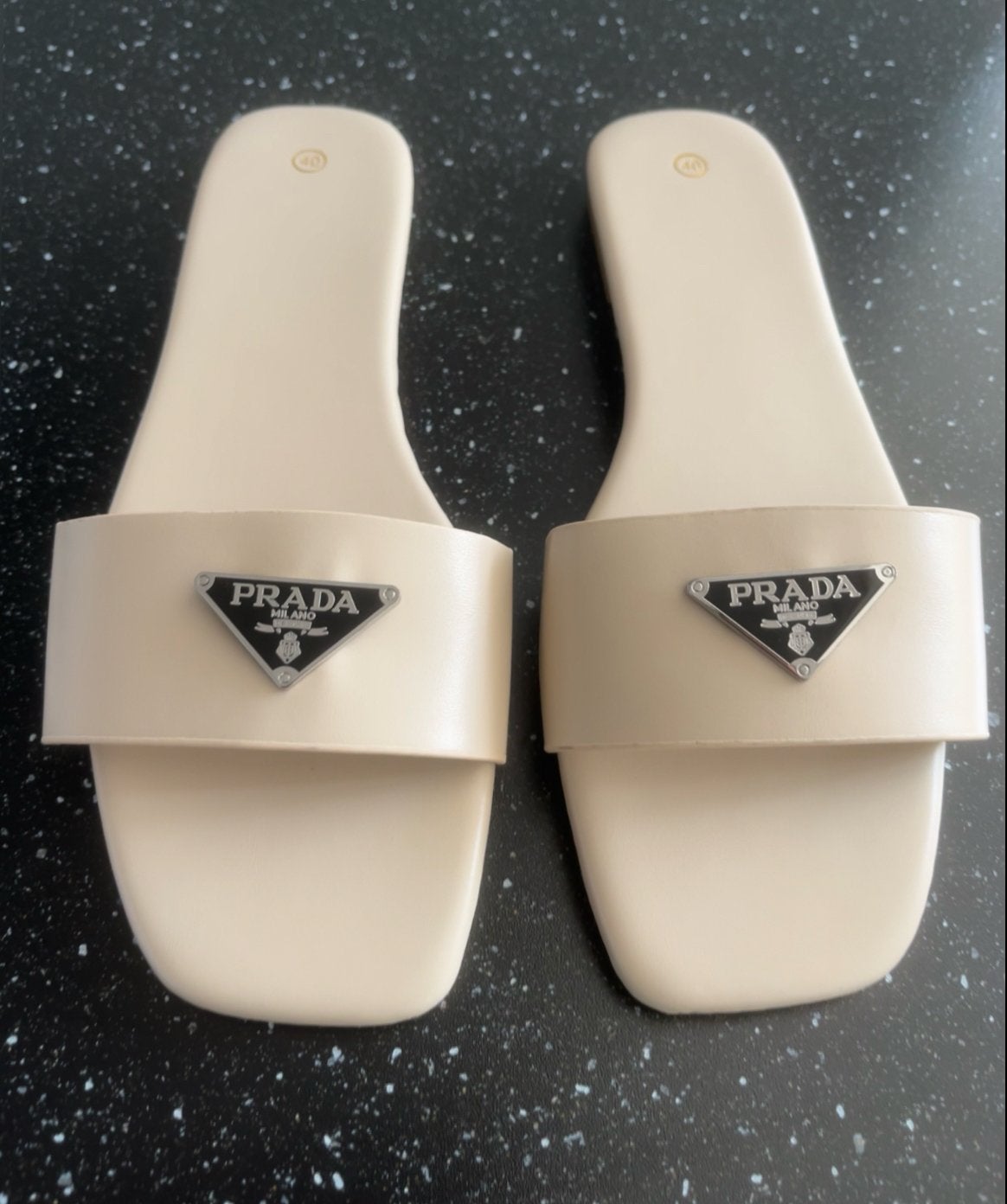 Nieuwe Prada-stijl slippers - Maat 36-41, Ophalen of Verzenden, Nieuw, Beige, Slippers