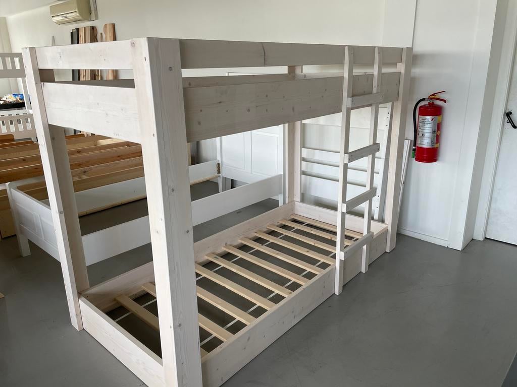 👍🏻Stapelbed Rockwood white wash massief zwaar 90x200, Ophalen, Zo goed als nieuw, Stapelbed