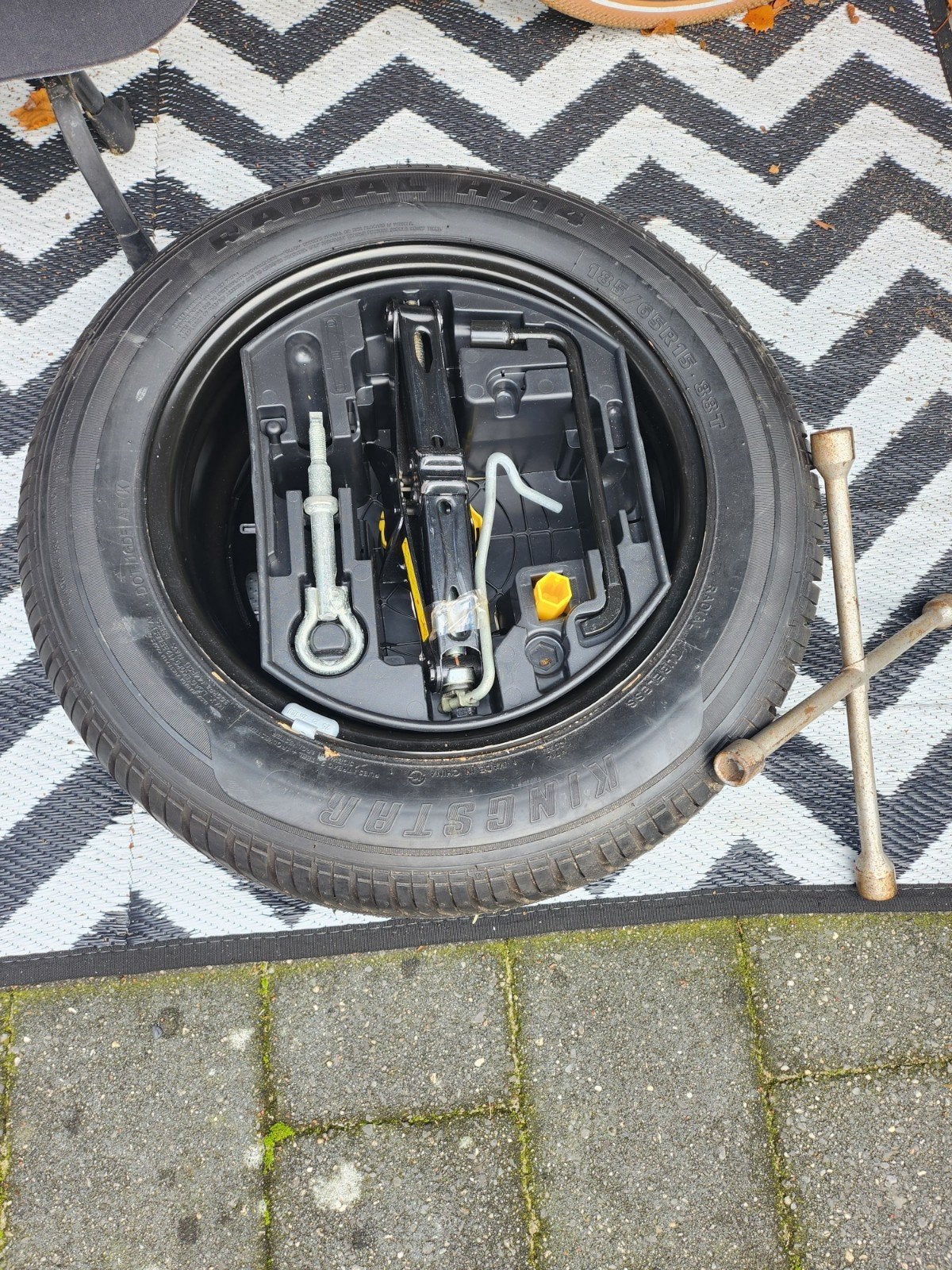 Reservewiel met krikset en wielsleutel, Ophalen, Zo goed als nieuw, Manueel, Schaarkrik
