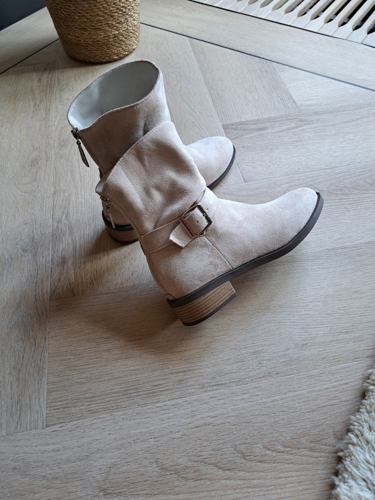 DAMES LAARSJES NIEUW MAAT 37 KLEUR HEEL LICHT BEIGE, Ophalen of Verzenden, Nieuw, Beige