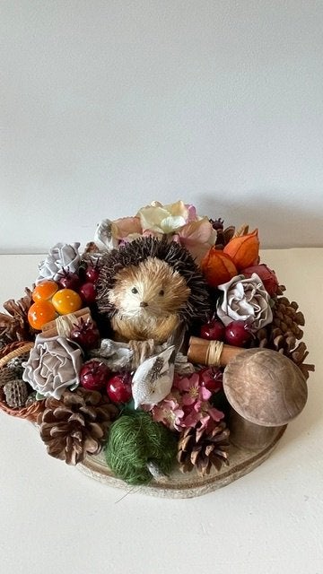 Herfststukje met egel op boomschijf, Ophalen of Verzenden, Nieuw, Bloemstuk