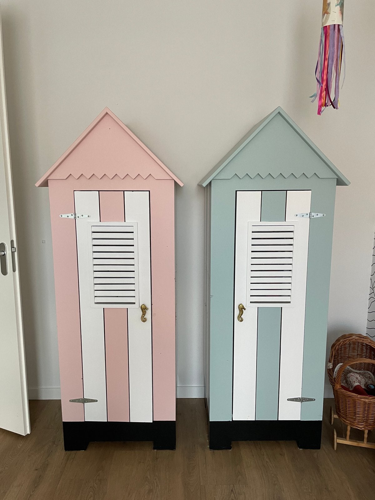 Set van 2 strandhuis kasten (roze en lichtblauw), Gebruikt, 105 cm of meer, Ophalen of Verzenden, Minder dan 50 cm