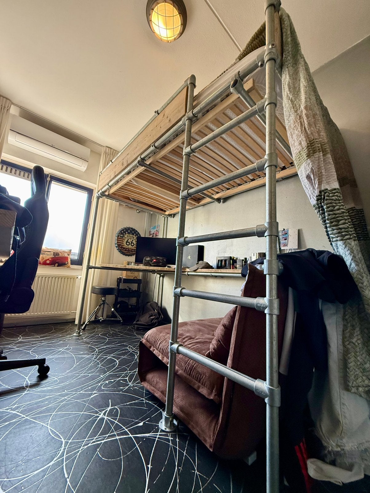 Hoogslaper/bed van steigerbuizen en steigerhout met bureau, Ophalen, Eenpersoons, 160 tot 180 cm, Zo goed als nieuw