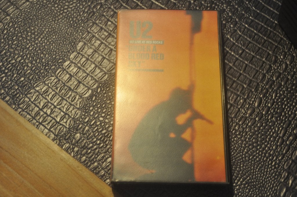 VHS band van U2 under a blood red sky, Gebruikt, Alle leeftijden, Muziek en Concerten, Ophalen of Verzenden