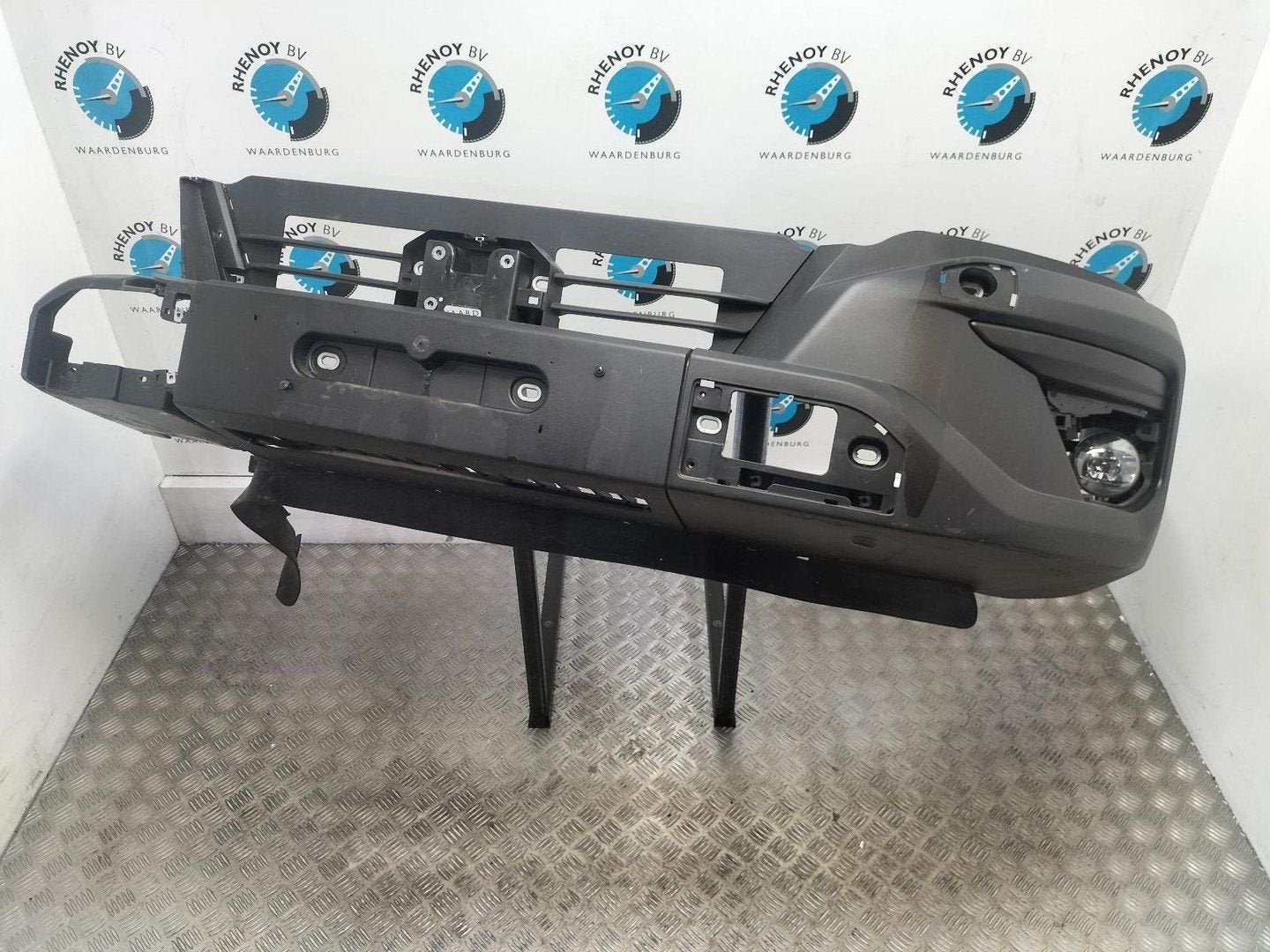IVECO DAILY 40C18 40 VOORBUMPER 2024, Gebruikt, Voor, Ophalen of Verzenden, Stiba lid