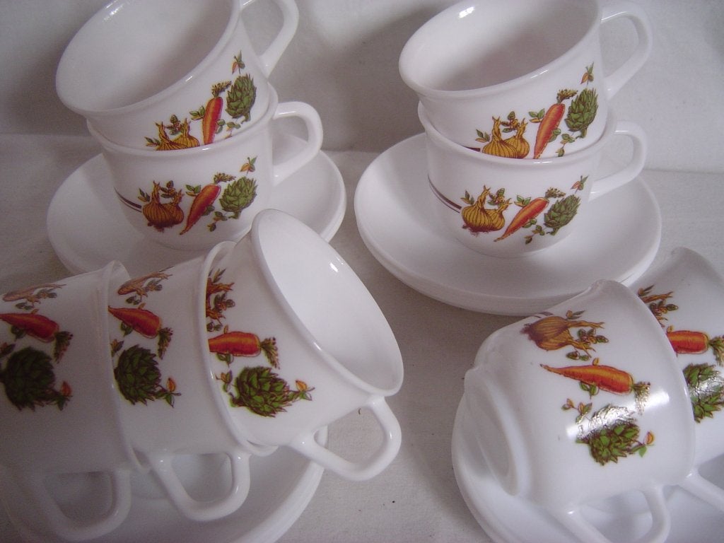 9 opaline glazen kop en schotels Arcopal jaren 70, Huis en Inrichting, Keuken | Servies, Ophalen of Verzenden, Overige stijlen