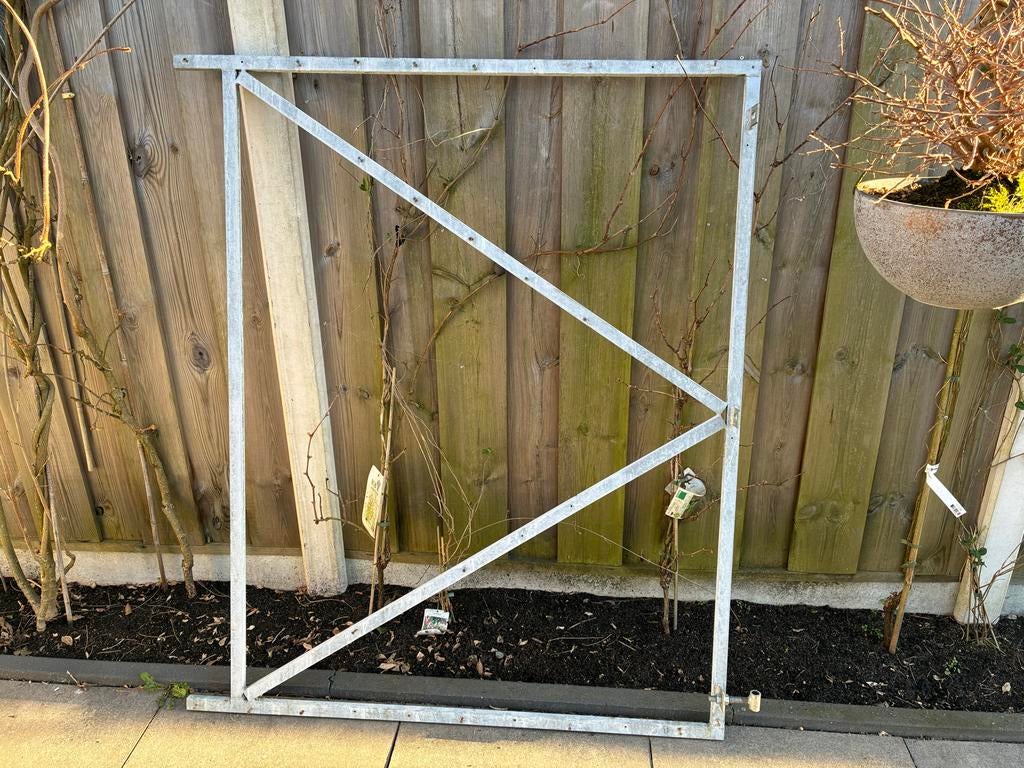 Weer beschikbaar: Poortframe (2x) voor dubbele poort, Tuin en Terras, Ophalen, Gebruikt, 150 tot 200 cm, IJzer