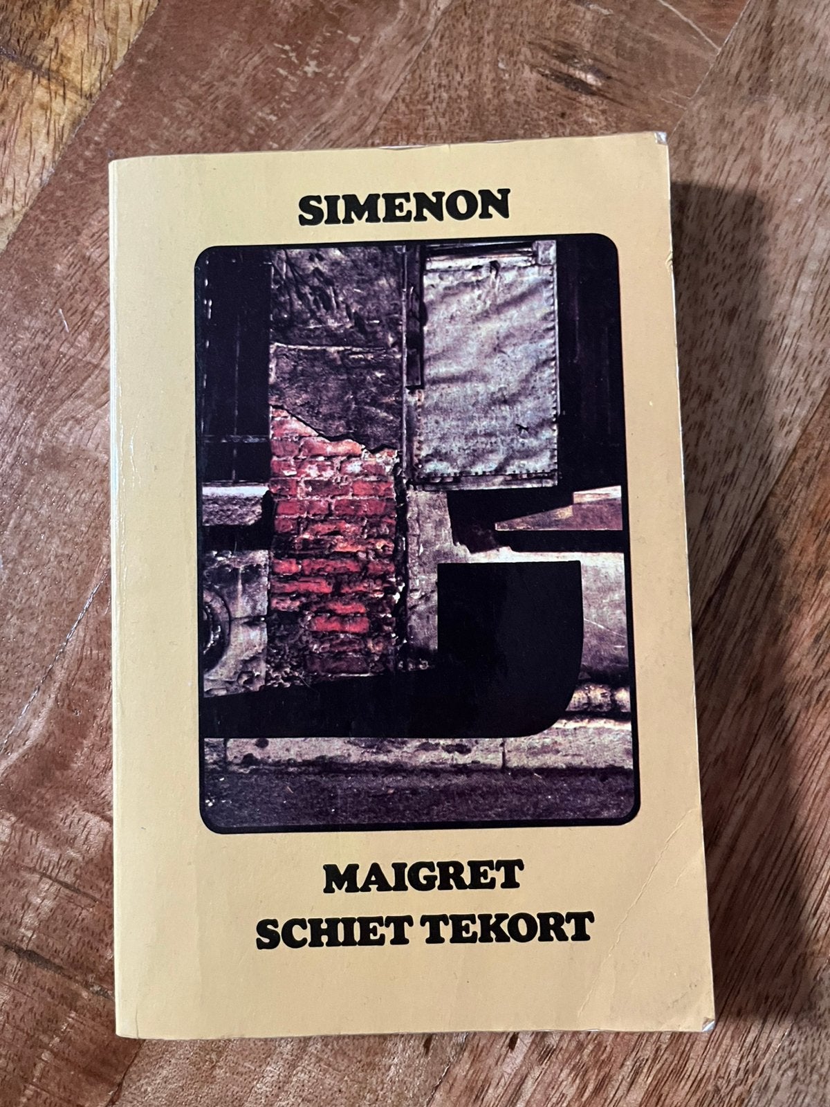 Georges Simenon - Maigret schiet tekort, Boeken, Ophalen of Verzenden, Zo goed als nieuw, Tv-bewerking