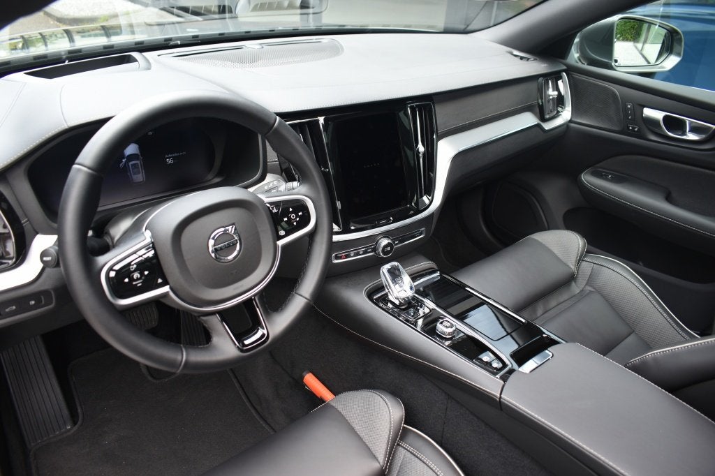Volvo V60 T6 350pk AWD Ultra Bright | Trekhaak | 19'' | Clim, Auto's, Automaat, Lichtsensor, Gebruikt, 4 cilinders