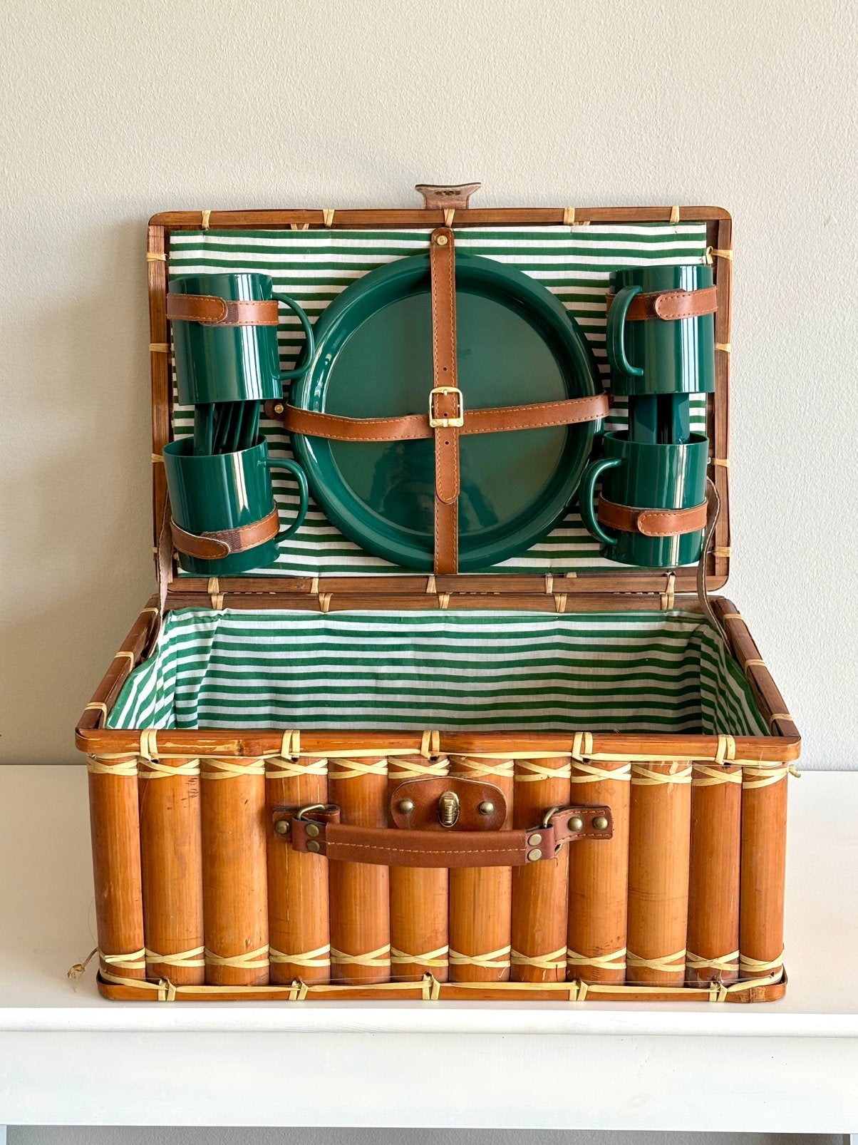 Vintage picknickmand / picknickkoffer compleet bamboe, Hobby en Vrije tijd, Picknickmanden, Ophalen of Verzenden, Zo goed als nieuw