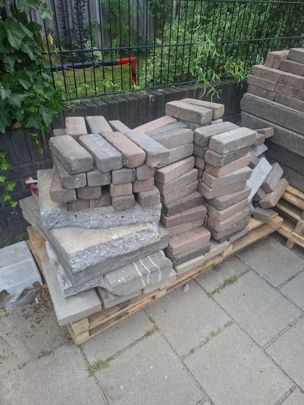 Gratis diverse partij gebruikte bestrating en tegels, Tuin en Terras, Tegels en Klinkers, Gebruikt, Klinkers, Ophalen of Verzenden