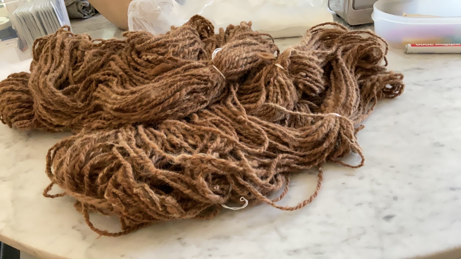 700 gram middelbruin handgesponnen alpaca wol, Ophalen of Verzenden, Nieuw