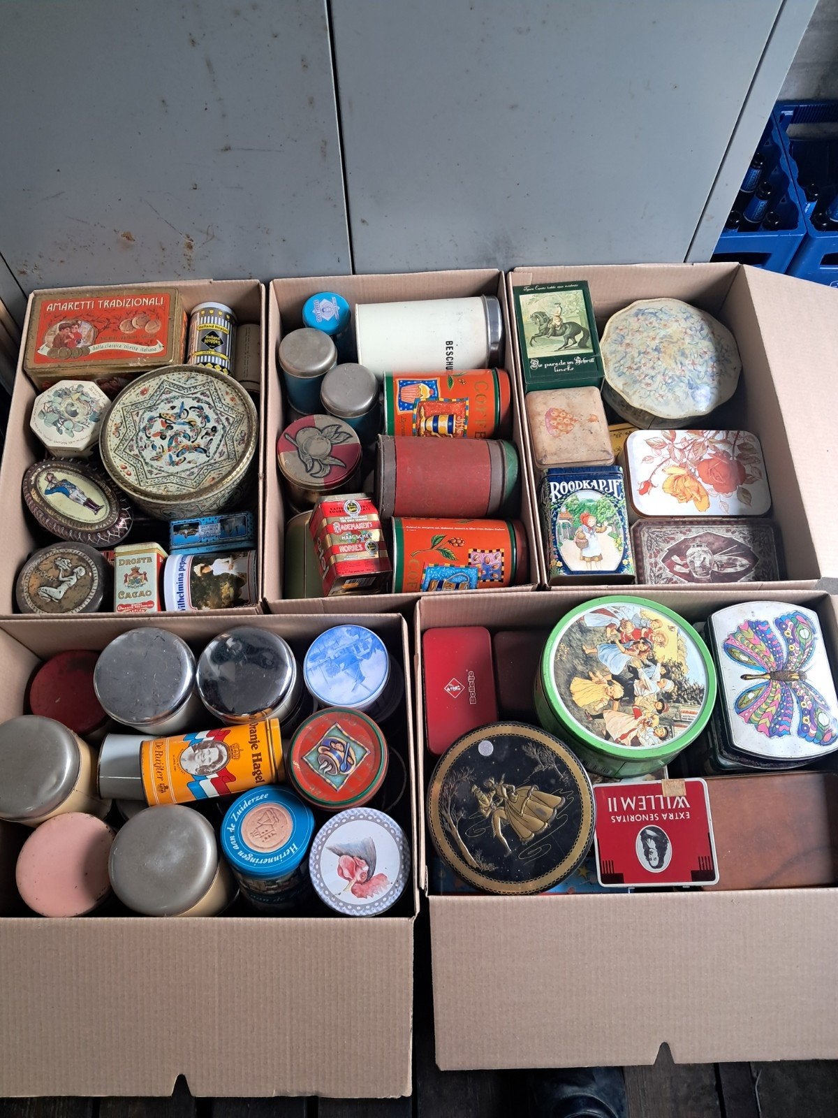Grote collectie vintage blikken en bussen, Ophalen