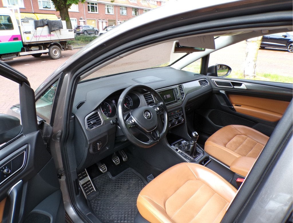Volkswagen Golf Sportsvan 1.2 TSI Connected Series NAVIGATIE, Auto's, Volkswagen, Automatische klimaatregeling, Gebruikt, Euro 6