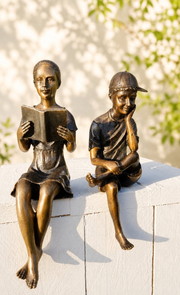 LEZEND MEISJE en JONGEN MET PET / Bronzen beeld / setprijs, Ophalen of Verzenden, Handgemaakt, Brons, Beeld