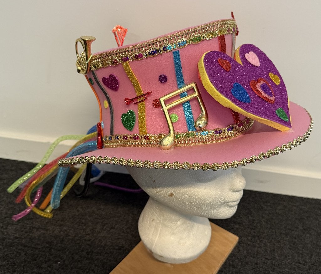 Foam hoed roze met hartjes en muziek, Kleding | Dames, Ophalen of Verzenden, Zo goed als nieuw, Carnaval, Accessoires
