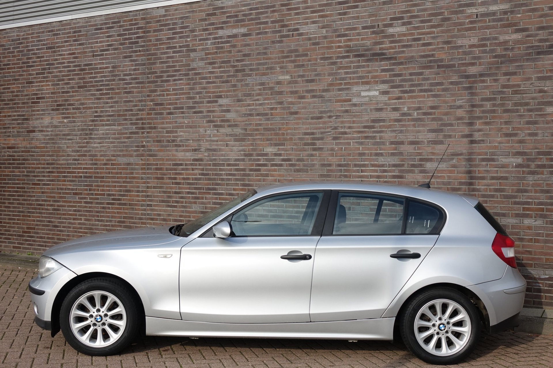 BMW 1-serie 116i High Executive, keurige auto Airco en nieuw, Achterwielaandrijving, Gebruikt, 4 cilinders, 635 kg