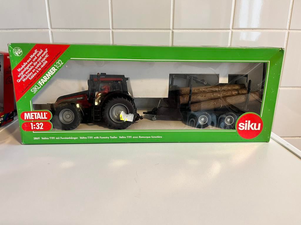 Valtra T191 met houtwagen Siku, Ophalen of Verzenden, Zo goed als nieuw, Tractor of Landbouw, SIKU