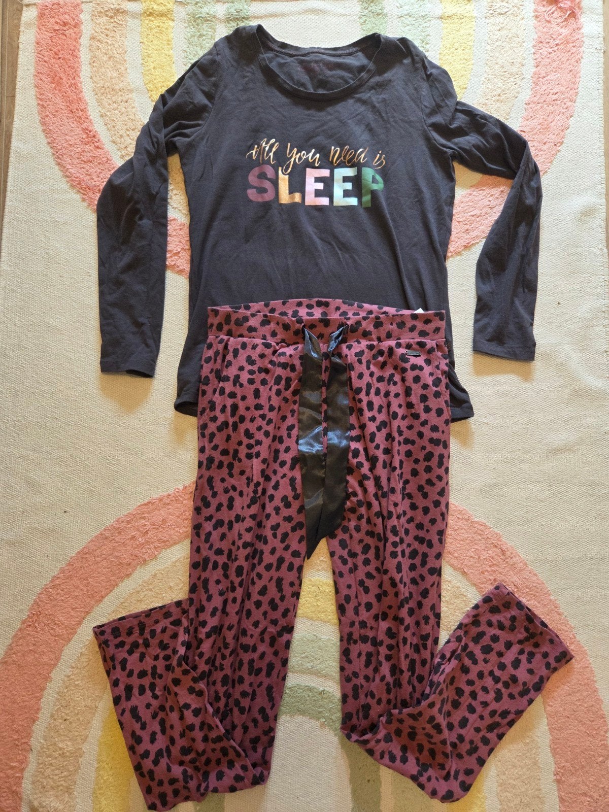 Pyjama Charlie Choe maat s bordeaux rood antraciet
Paar keer, Charlie choe, Ophalen of Verzenden, Zo goed als nieuw, Maat 36 (S)