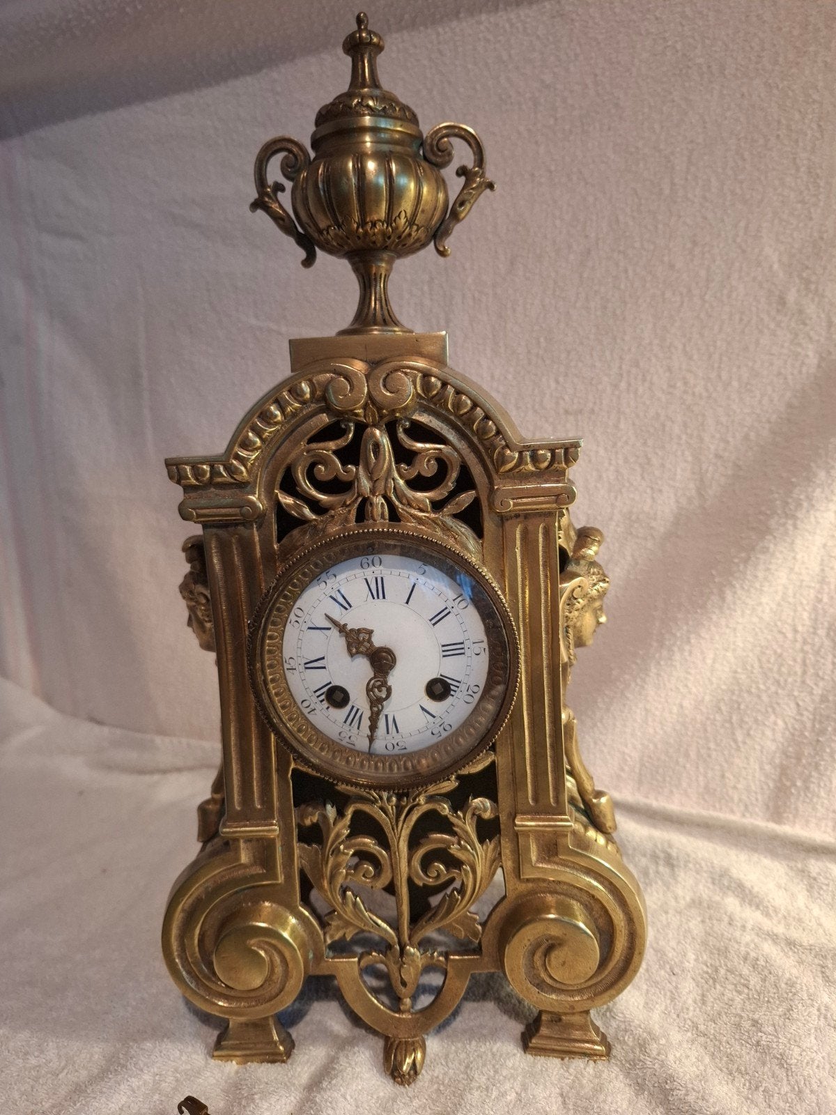 Antieke bronzen pendule met goed uurwerk, Antiek en Kunst, Antiek | Klokken, Ophalen of Verzenden
