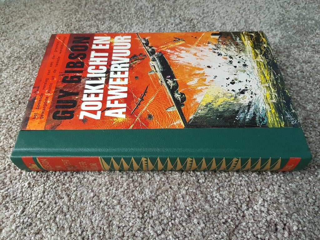 Boek : Zoeklicht en afweervuur -- Guy Gibson -- waargebeurd, Tweede Wereldoorlog, Ophalen of Verzenden, Zo goed als nieuw, Guy Gibson