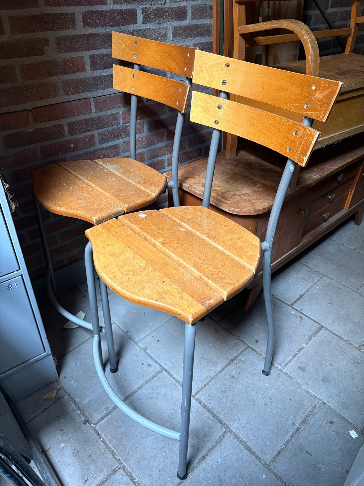 Twee stevige hoge houten stoelen, Huis en Inrichting, Ophalen, Gebruikt, Twee, Bruin