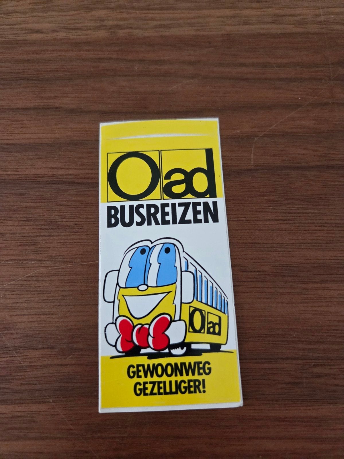 8428 Vintage Oad Busreizen sticker - Gewoonweg Gezellig!, Verzamelen, Ophalen of Verzenden, Gebruikt, Bedrijf of Vereniging