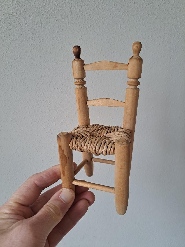Vintage hoge poppenstoel van hout met gevlochten zitdeel, Verzamelen, Poppen, Ophalen of Verzenden, Gebruikt, Accessoires