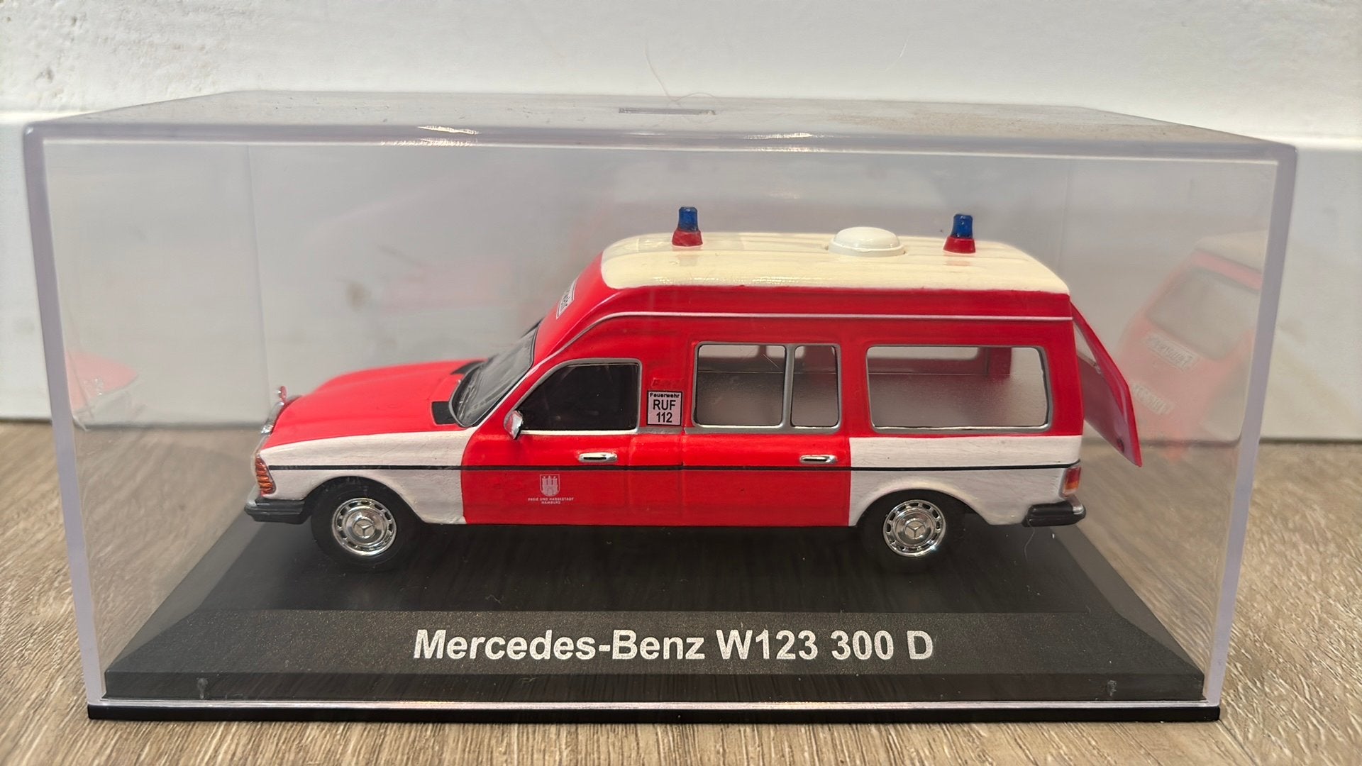 Mercedes Benz w123 300d ambulance, Ophalen of Verzenden, Zo goed als nieuw, Auto