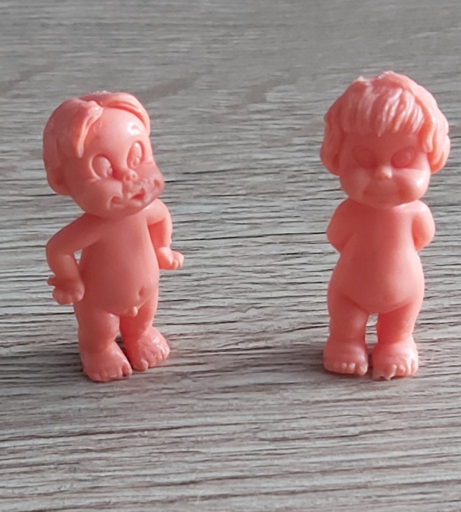 2 Vintage Kinder Surprise / Ferrero Baby Figuurtje 1976-2., Ophalen of Verzenden, Gebruikt, Hardplasticfiguren