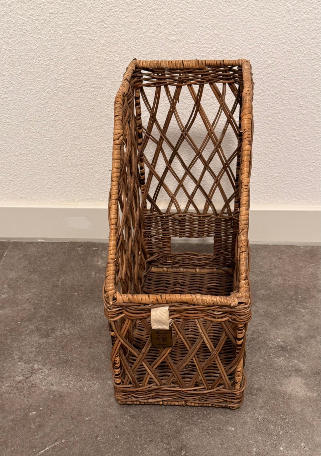 Lectuur standaard in rotan van Riviera Maison, Huis en Inrichting, Woonaccessoires | Krantenbakken en Lectuurbakken, Ophalen, Zo goed als nieuw