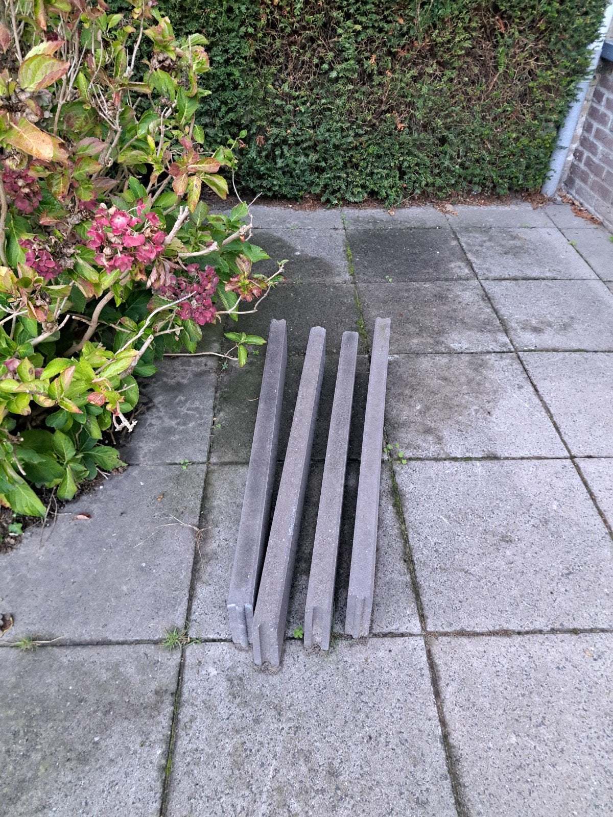 4 stuks grijze betonbanden 100x5x15 cm, Tuin en Terras, Ophalen, 100 tot 200 cm, Zo goed als nieuw, Minder dan 25 cm
