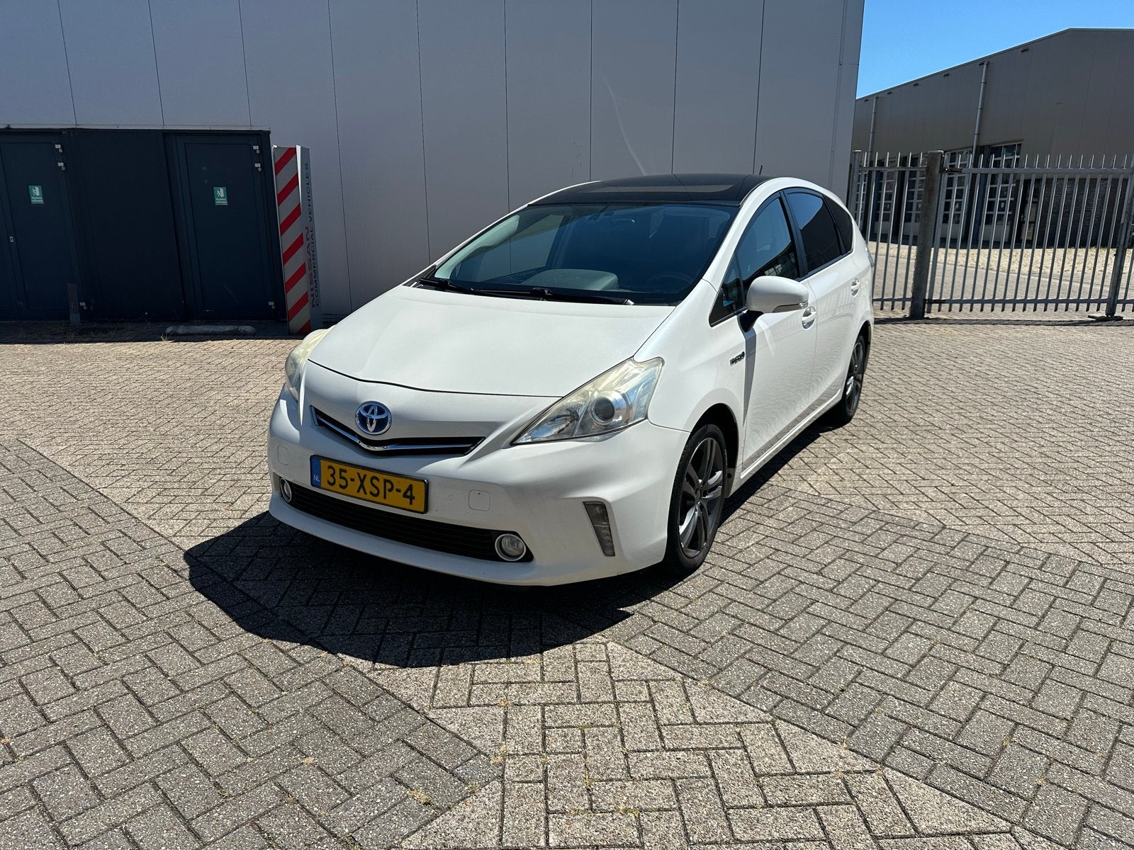Toyota Prius Wagon 1.8 Full Hybrid 136PK Aut 96g 2012 Wit, Zwart, 4 cilinders, 7 stoelen, Wit