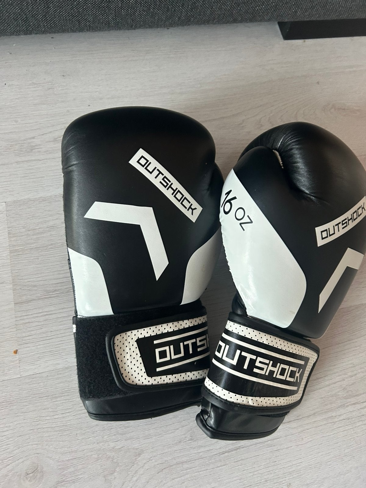 Outshock bokshandschoenen 16 OZ - Zwart/Wit, Sport en Fitness, Ophalen of Verzenden, Gebruikt, Bokshandschoenen