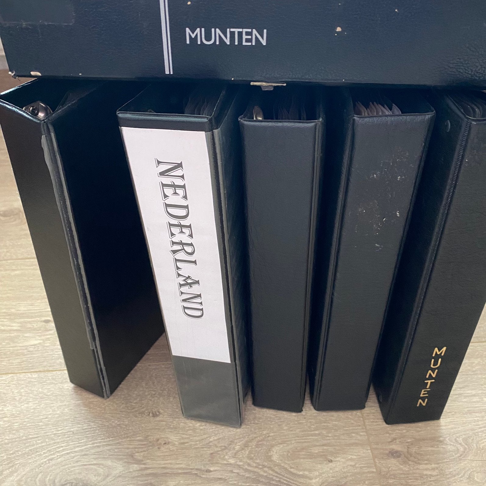 6 zwarte muntenalbums geschikt voor 1200 munten, Verzenden, Verzamelmap