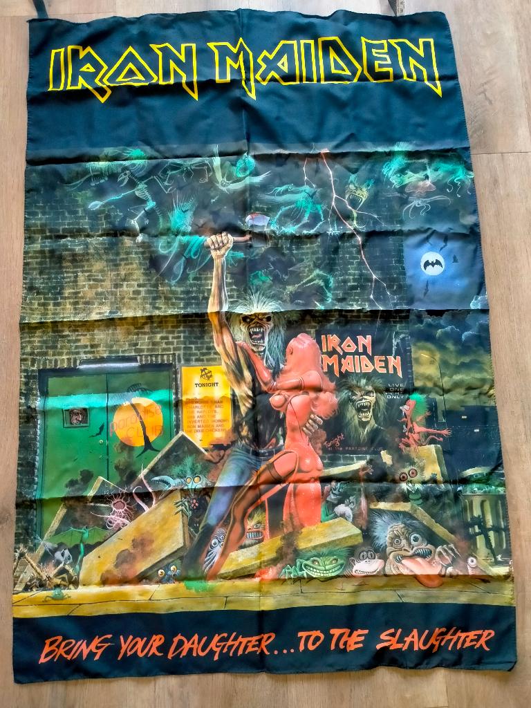 Iron Maiden bring your daughter vintage metal muziek vlag, Verzamelen, Ophalen of Verzenden, Zo goed als nieuw