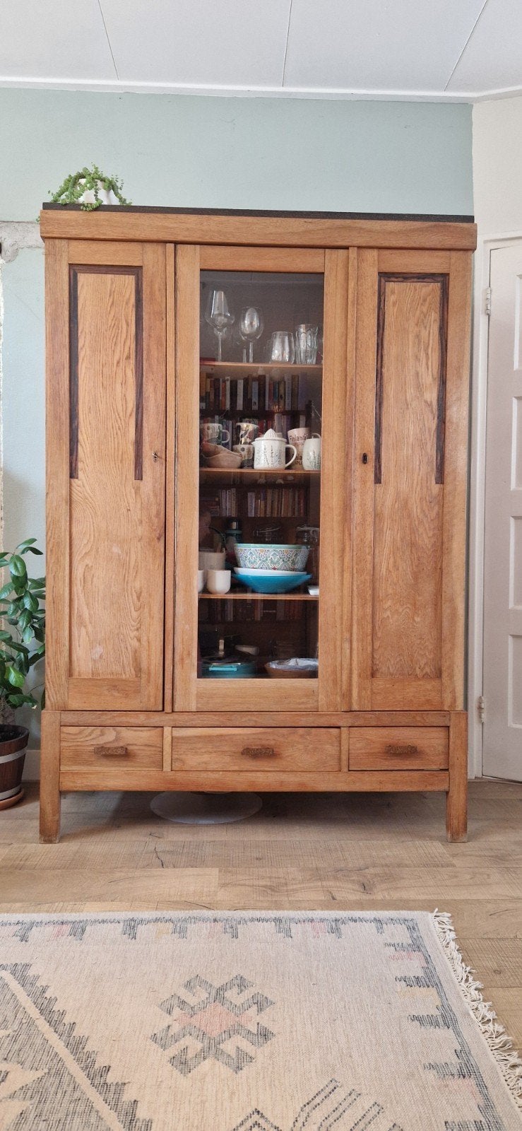 Antieke eikenhouten vitrinekast met glas en lades, Glas, Gebruikt, Ophalen of Verzenden, Art Deco