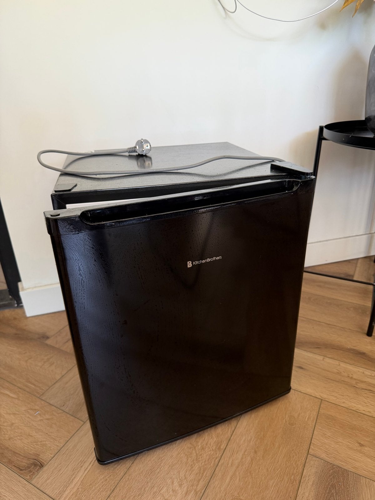 Compacte KitchenBrothers mini koelkast - Zwart, Ophalen, Zonder vriesvak, Minder dan 45 cm, Minder dan 85 cm